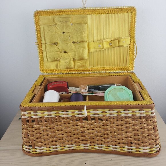 Vintage Sewing Basket & Contents - Picture 8 of 11